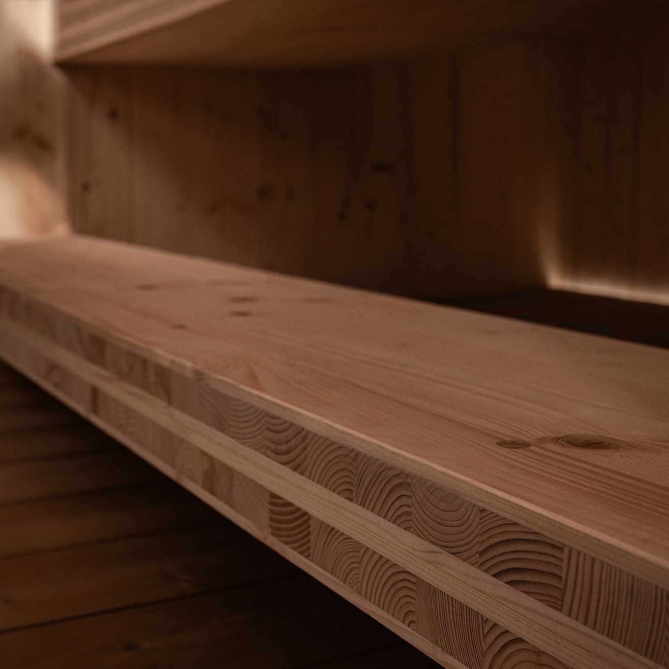 Solidna konstrukcja z drewna klejonego krzyżowo (CLT) stanowiąca szkielet nowoczesnego budynku.