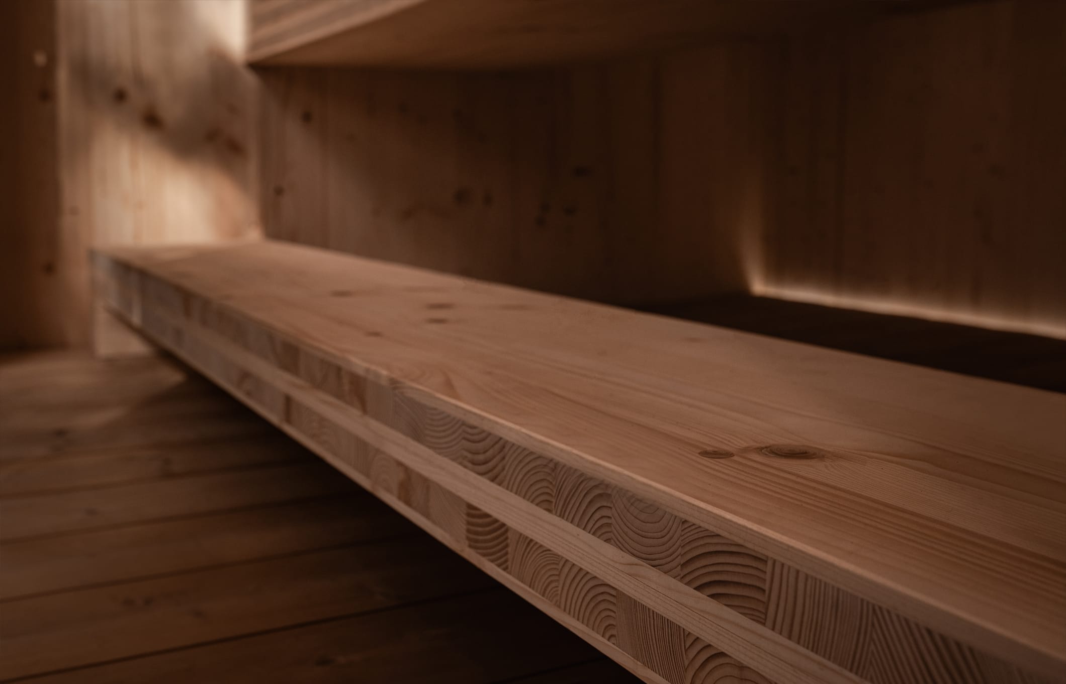 Solidna konstrukcja z drewna klejonego krzyżowo (CLT) stanowiąca szkielet nowoczesnego budynku.