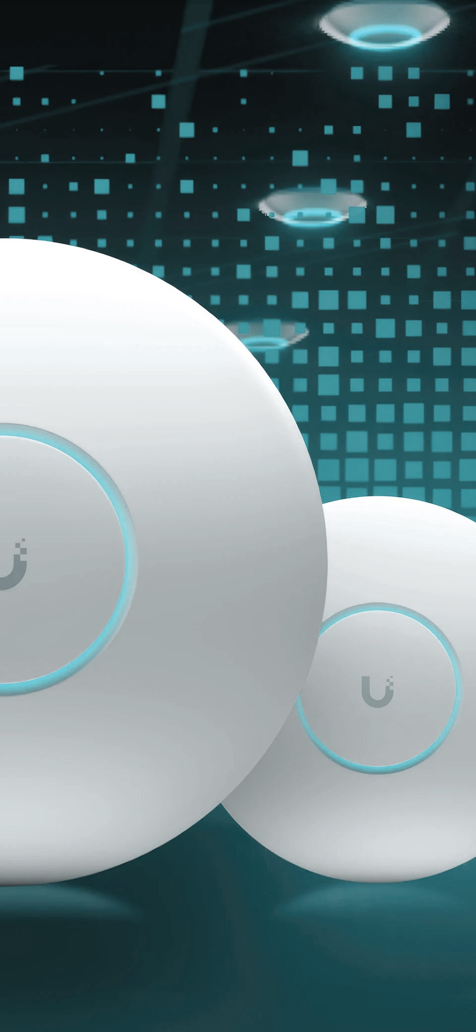 Zbliżenie na okrągły, biały punkt dostępu WiFi ze świecącym, błękitnym pierścieniem. W tle cyfrowa, turkusowa siatka.