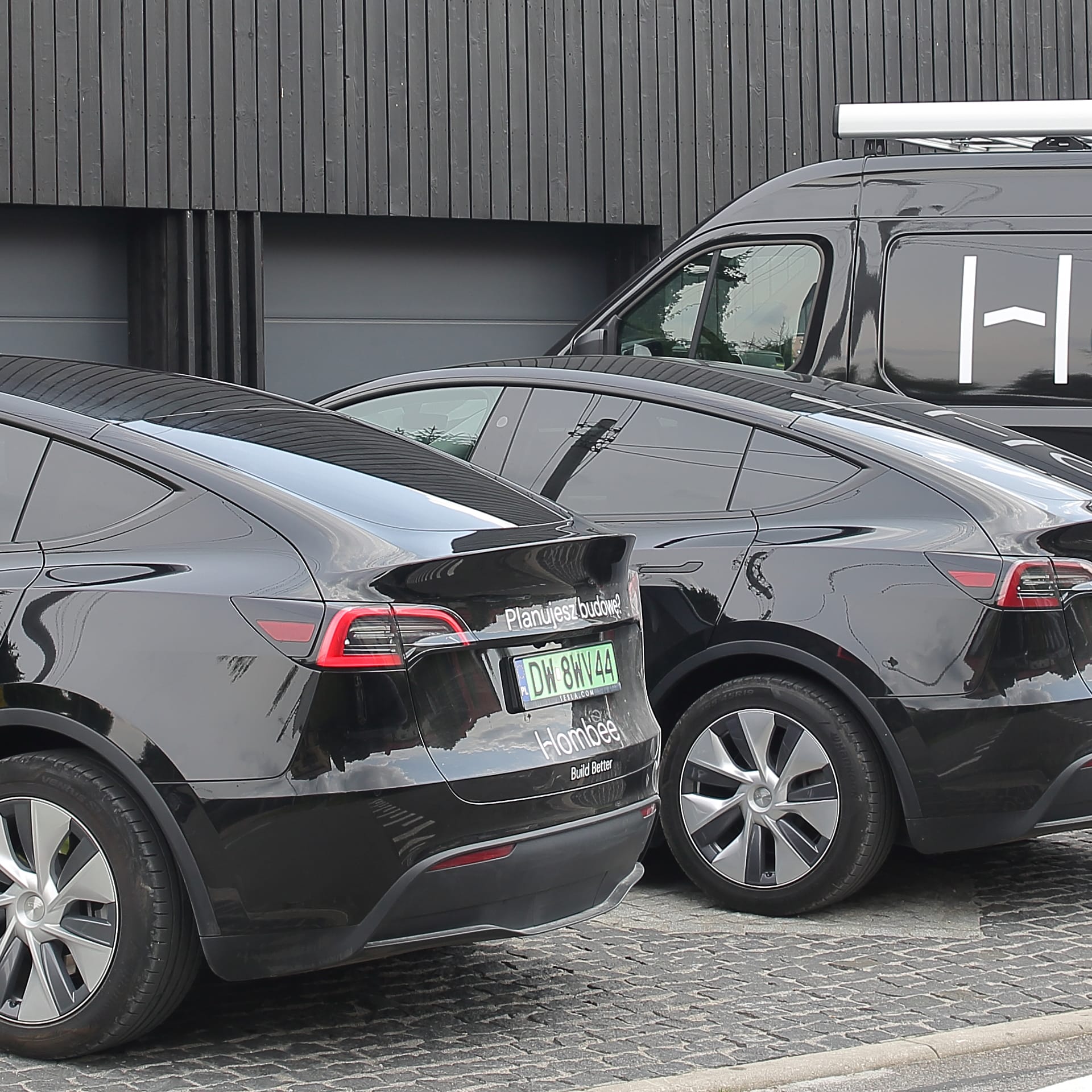 Kobieta prezentuje klientowi projekt domu